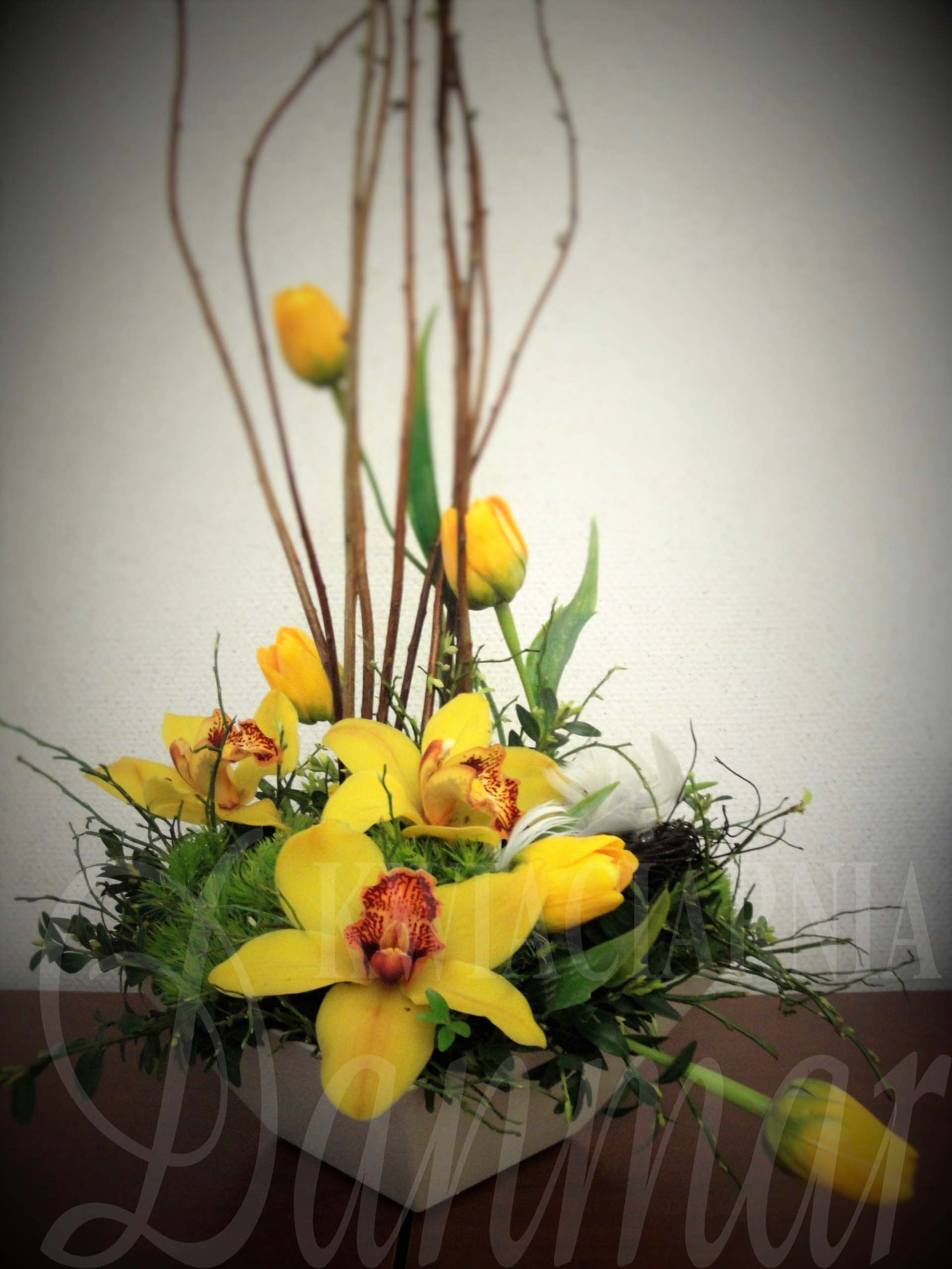 Kompozycja z żółtych storczyków i tulipanów