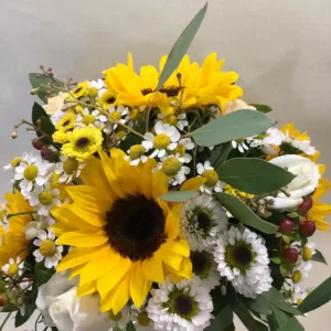 Słoneczniki z sezonowymi dodatkami