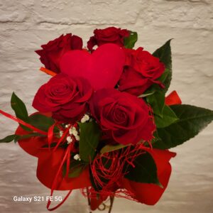 5 róż z serduszkiem