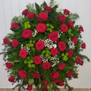 Wieniec z róż na stojaku